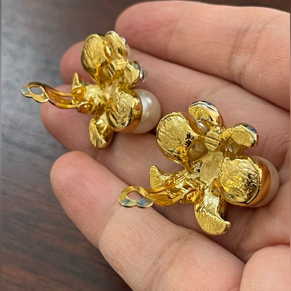 1980s faux pearl diamanté gold tone clip on earrings - Picture 4 of 6